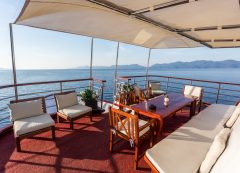 Barco de categoria estandard superior: convés principal