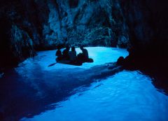 Gruta Azul perto da ilha de Vis, Croácia