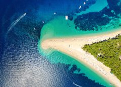 Praia de Zlatni Rat em Brač, Croácia